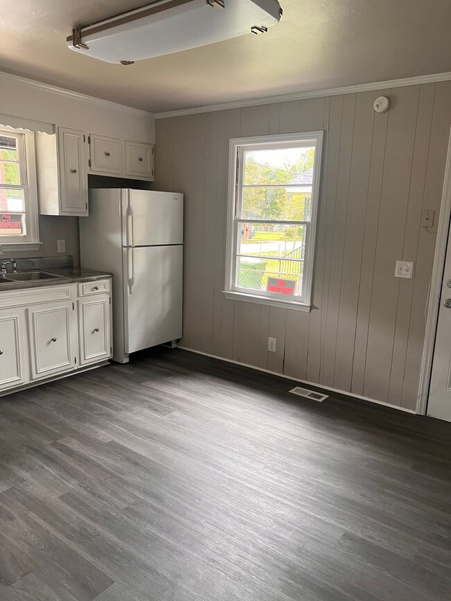 Building Photo - Three Bedroom One Bath House