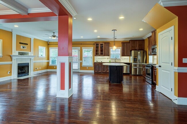 Building Photo - Gorgeous Home Available in Tidewater Landi...