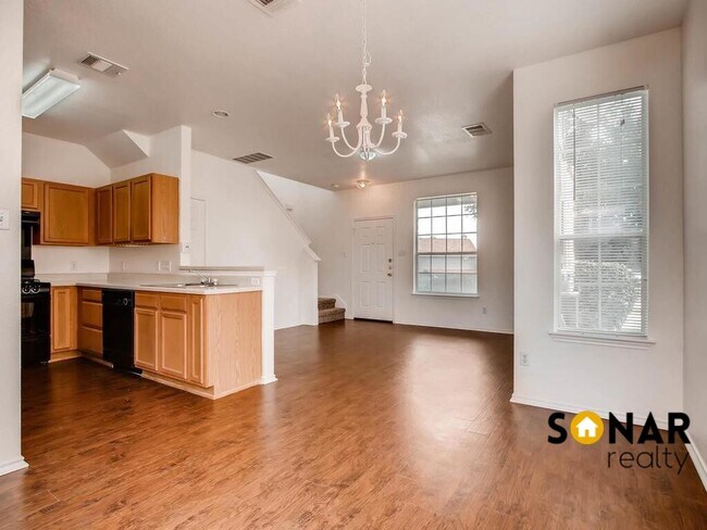 Foto del edificio - 13816 Harris Ridge Blvd