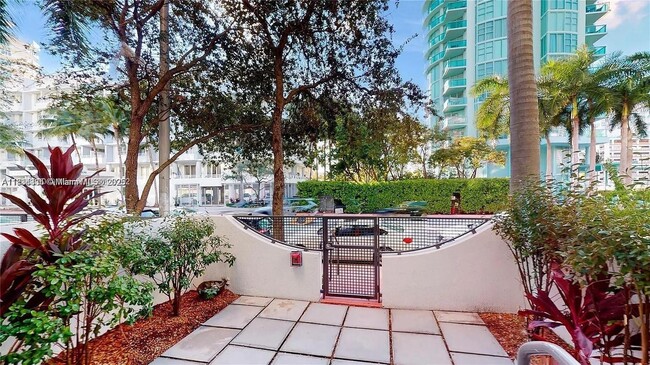 Foto del edificio - 6000 Collins Ave