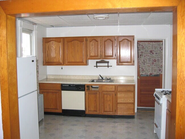 Building Photo - Well-maintained 3 Bedroom EOG Townhome in ...