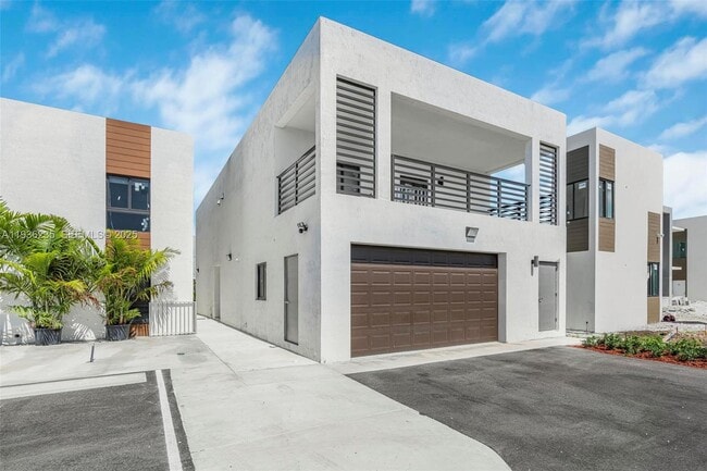 Building Photo - 16955 SW 100th Ave