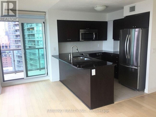 Building Photo - 19 Grand Trunk Crescent