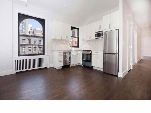 Building Photo - 77 W 68th St