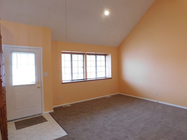 Building Photo - 876 London Green Way