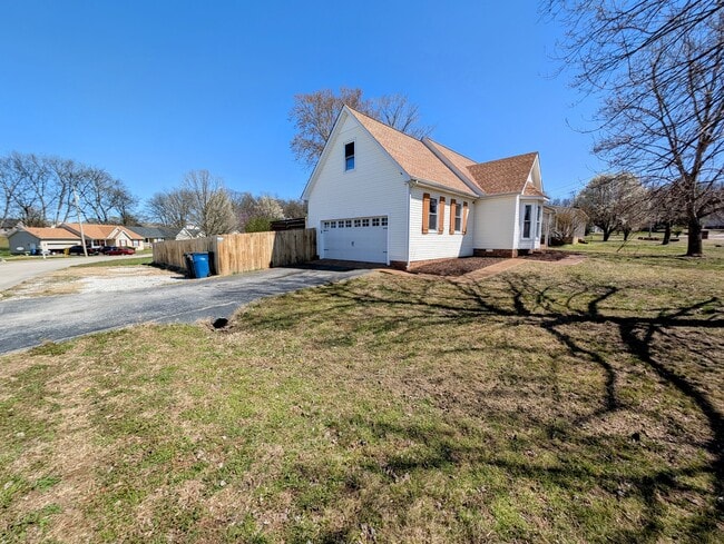 Building Photo - 124 Green Vale Dr