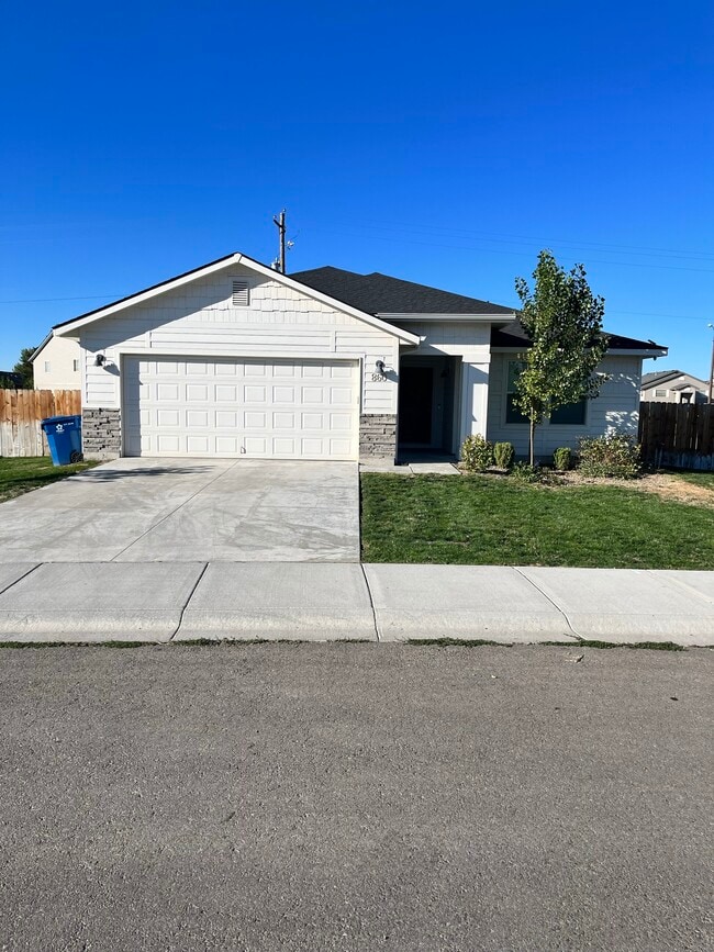 Building Photo - 860 Lago St