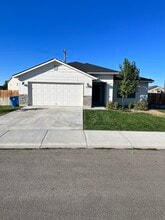 Building Photo - 860 Lago St