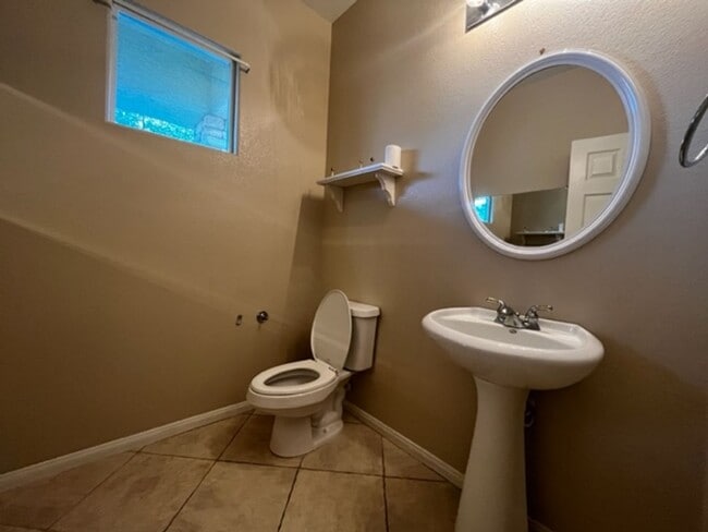 Building Photo - Stunning 4-bedroom, 2.5-bathroom home loca...