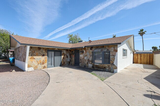 Foto del edificio - 3119 W Country Gables Dr