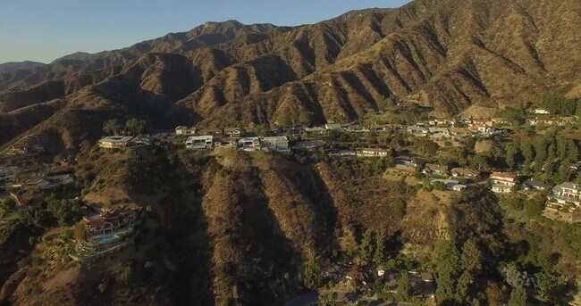 Foto del edificio - 2239 N Frederic St