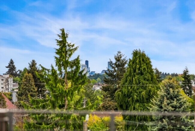 Building Photo - Gorgeous Greenwood 3 Bedroom 3.5 Bath Stan...
