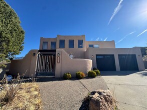 Building Photo - 5024 Calle de Tierra NE