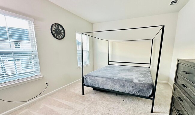 Building Photo - 3BR Townhome in Mars