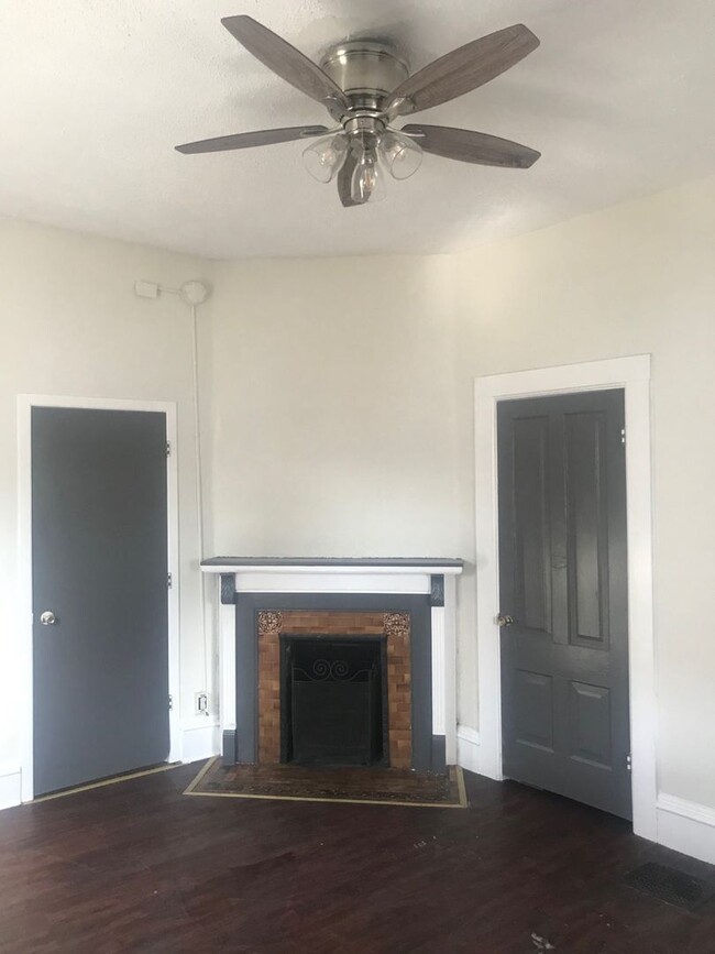 Building Photo - 8 Bedroom house w/ 3 bathrooms, 3 kitchens