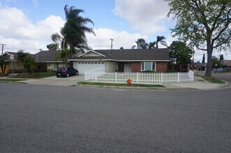 Building Photo - 1047 E Tularosa Ave