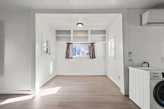 Building Photo - Newly renovated 2bdrm 1 bath house with 3 ...