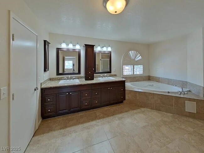 Foto del edificio - 740 Spruce Tree Cir