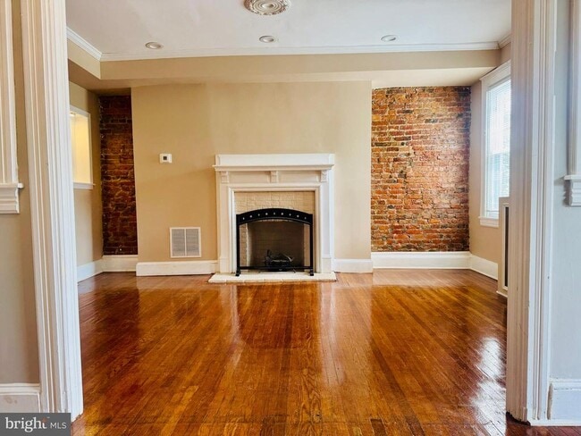 Building Photo - 324 E University Pkwy