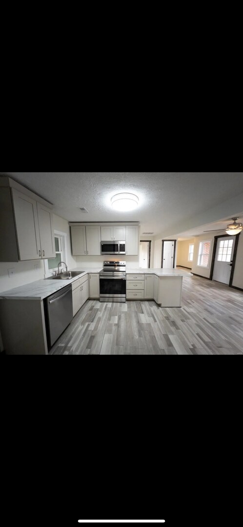 Building Photo - 3 bedroom 2 bathroom house for rent