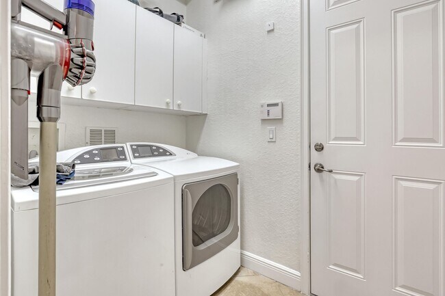 Foto del edificio - 4920 Vine Cliff Way E