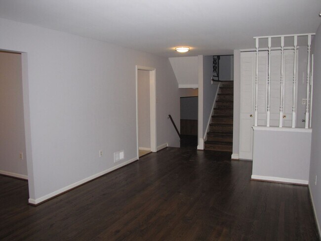 Foto del edificio - Renovated 4 level single family home in Ki...
