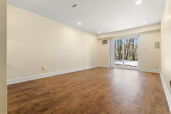 Building Photo - 3 Greenbriar Dr