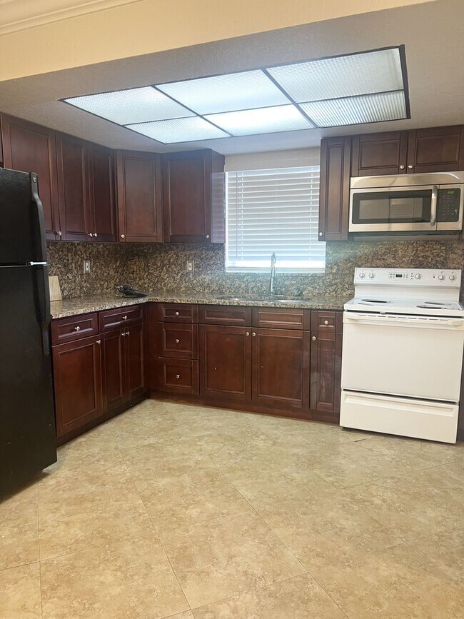 Foto del edificio - NEWLY RENOVATED UNITS WITH NEW APPLIANCE