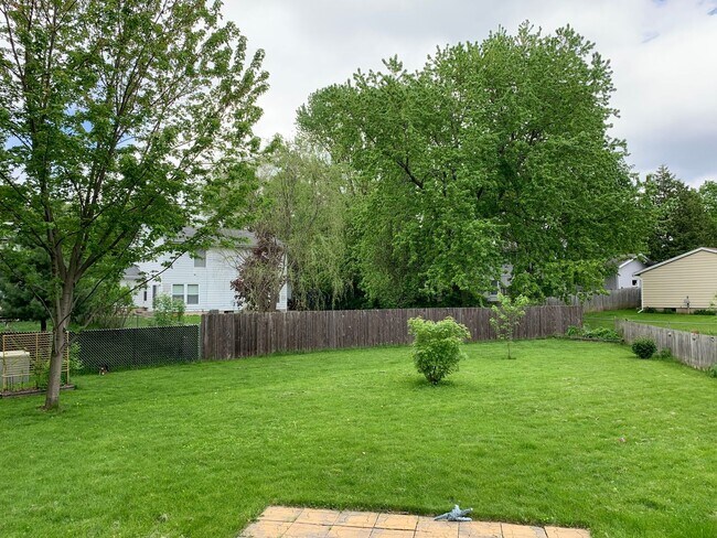 Foto del edificio - Enjoy outdoor living with huge yard in thi...