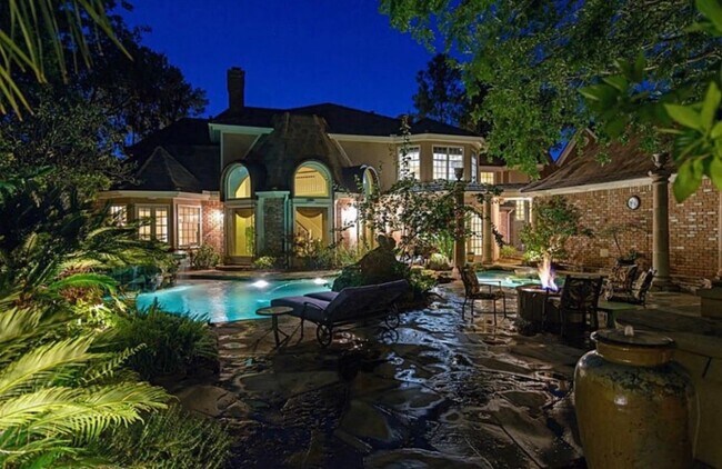 Foto del edificio - 2819 Cedar Woods Pl