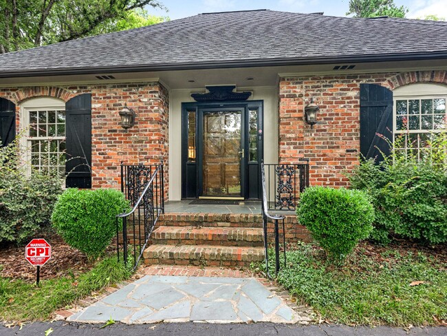 Foto del edificio - Old Foxcroft Classic 5 BD, 3.5 Bth