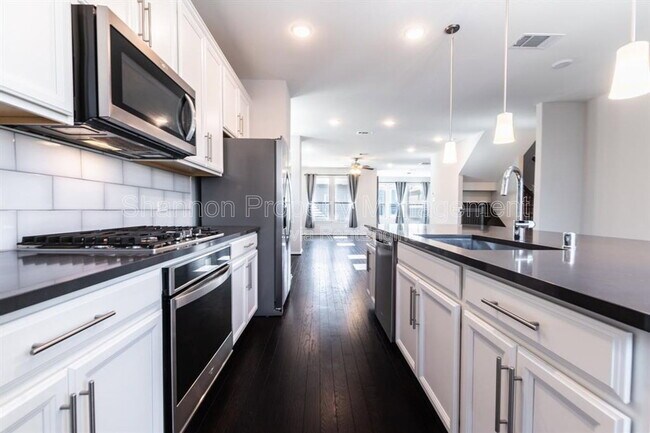 Foto del edificio - 3108 Roseland Terrace Ln