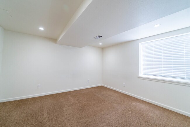 Foto del edificio - 5411 N Oak St