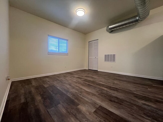 Building Photo - Updated 2BR Apartment Now Showing!