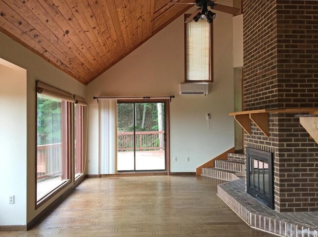 Living room - 985 Brattle Ln
