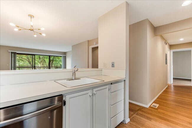 Foto del edificio - 5150 S Landing Dr