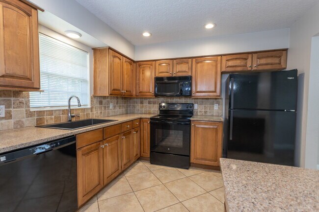 Foto del edificio - 3-Bedroom Home in Pine Lakes, Palm Coast