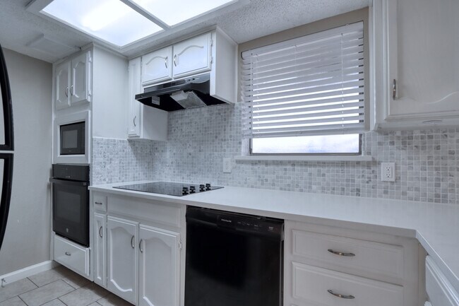 Foto del edificio - 711 Harbour Town Dr