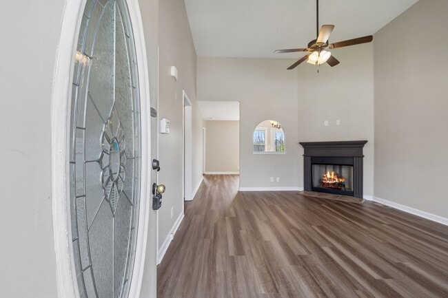 Building Photo - Three Bedroom in Autumn Creek!