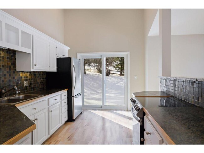 Building Photo - 126 Willow Dr