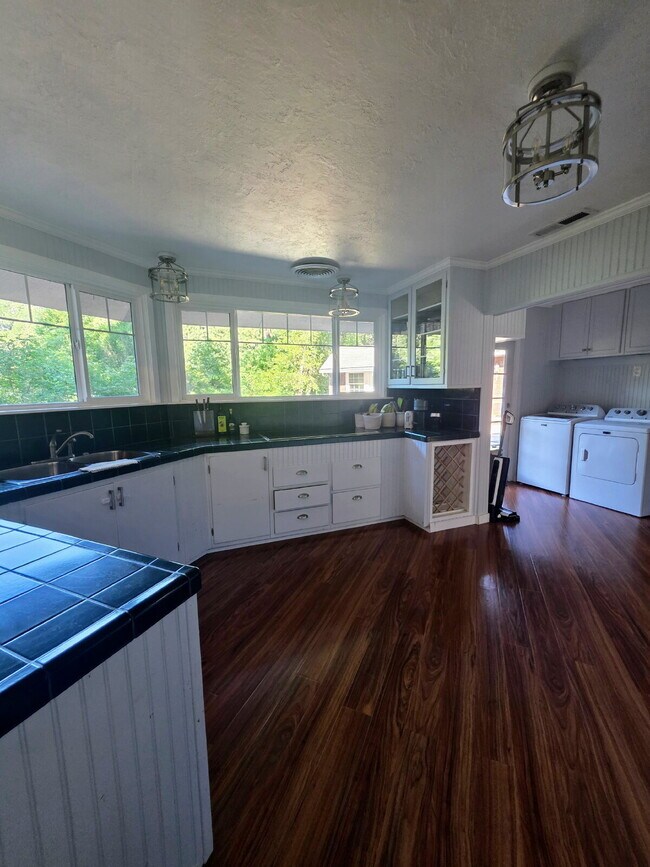 Foto del edificio - OPEN HOUSE Sat. 6/27 from 2-3PM and Sun. 12-1PM Breathtaking Home offers flexible living with bon...