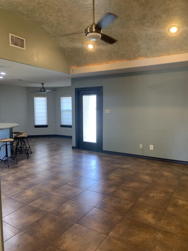 Building Photo - 3129 Rosco Dr
