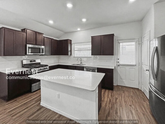 Building Photo - 4 Bed/2 Bath Home with Garage / Pet-Friendly / Available Now!