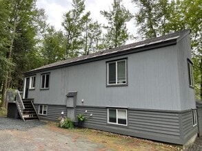 Building Photo - 10 Fairway Dr
