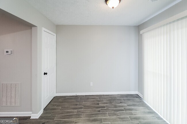 Foto del edificio - 6793 Creeks Edge Ct