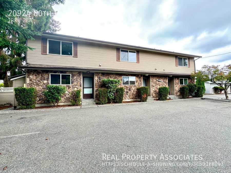 Foto principal - Large Updated 2 Bedroom 1.5 Bath Townhome ...