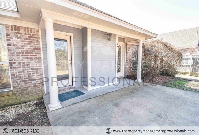 Building Photo - A Beautiful and Spacious 3 Bedroom House i...