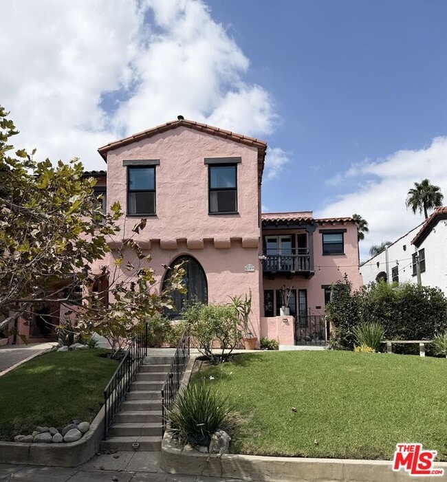 Building Photo - 1107 S Sycamore Ave