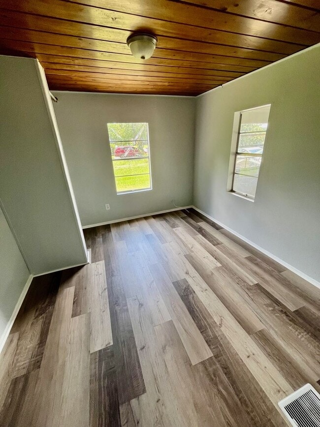 Foto del edificio - Beautifully Remodeled Lakeland 3BR/1BA Hom...
