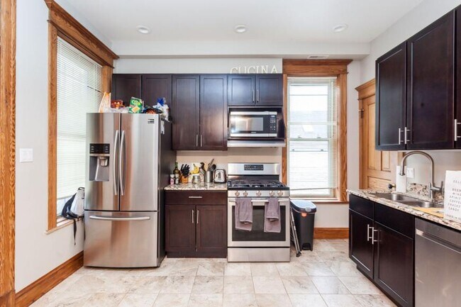 Foto del edificio - 3 bedroom in Chicago IL 60657